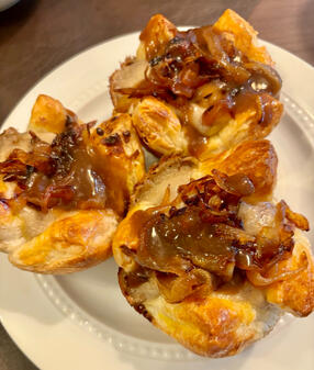 caramelized onion puff pastry cups